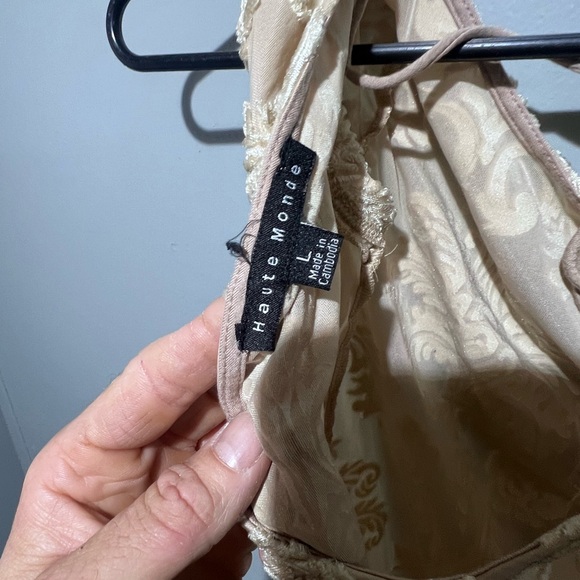 Elegant Lace Bodysuit in Beige - Picture 2 of 2